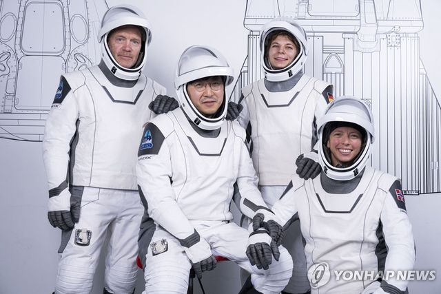 중국계 춘 왕(왼쪽에서 두번째)과 우주비행을 함께한 그의 친구들