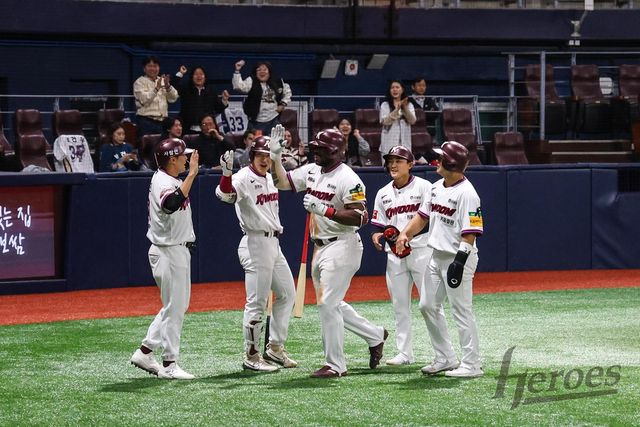 홈에 돌아와 앞선 주자들의 축하를 받는 푸이그