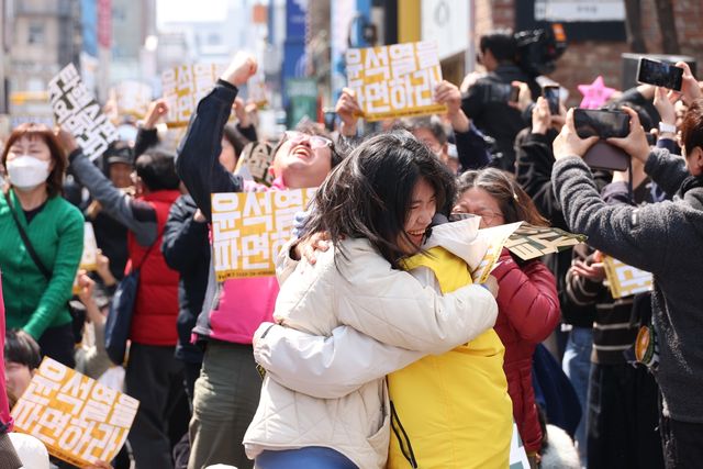 '탄핵 인용에 기뻐하는 찬성 단체'