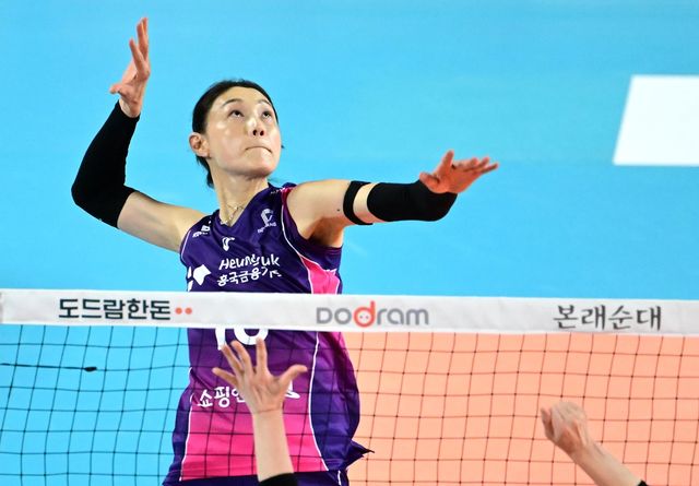 스파이크하는 흥국생명의 김연경