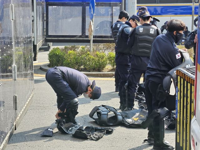 보호복 입는 경찰