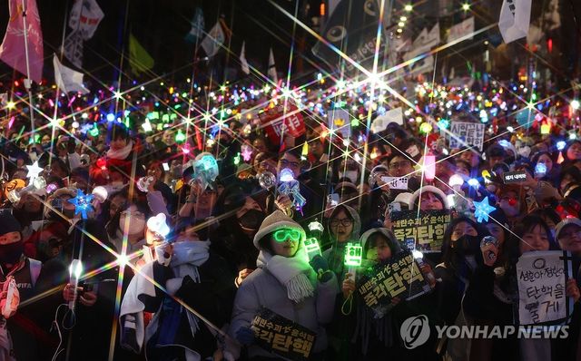 탄핵안 가결에 환호하는 시민들