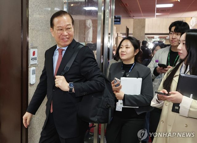 출근하는 권영세 비대위원장