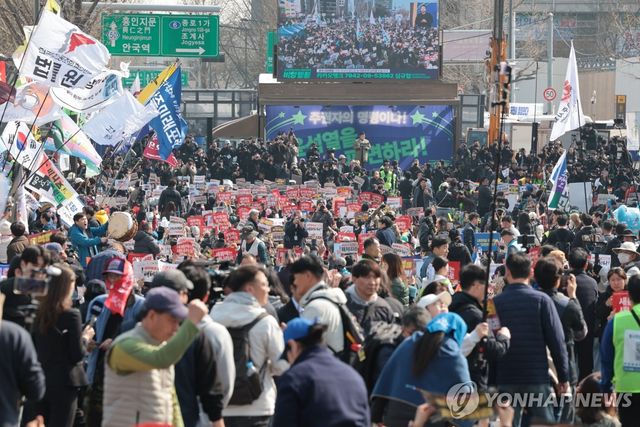 선고 기다리는 탄핵 찬성 시민들