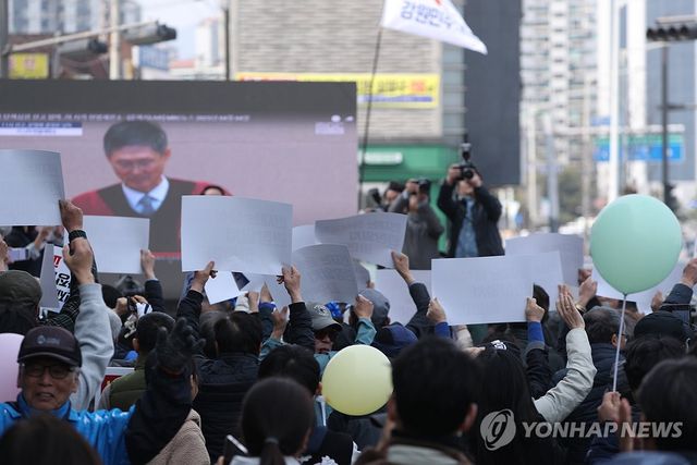 탄핵 인용에 기뻐하는 시민들