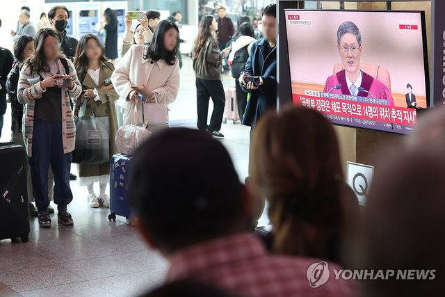 탄핵심판 선고 뉴스 시청 위해 발길 멈춤
