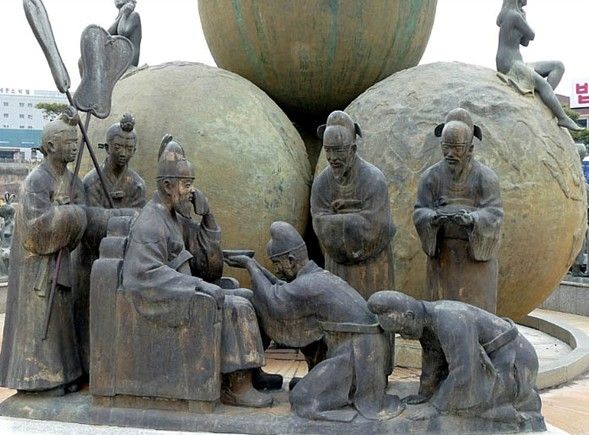 초정행궁에 있는, 세종대왕에게 초정약수를 진상하는 모습의 조형물