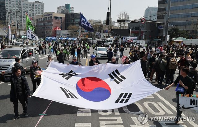 태극기 들고 행진하는 시민들