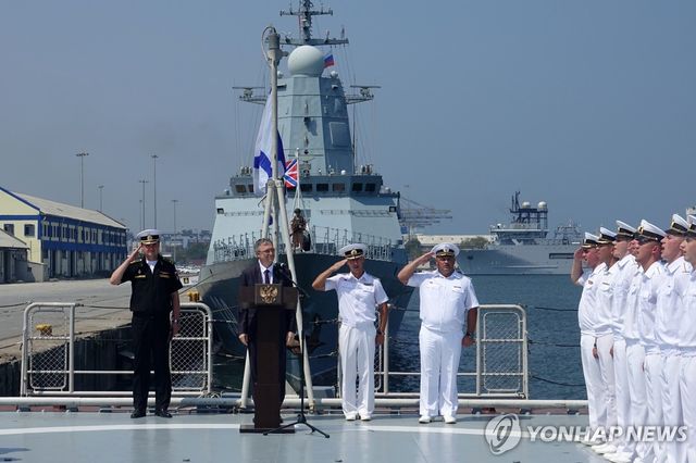 '인드라' 훈련 참가자 인도 첸나이항에 도착한 러시아 해군