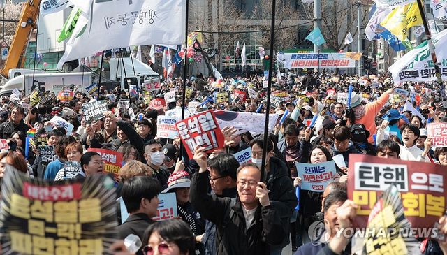 탄핵 인용에 환호하는 시민들