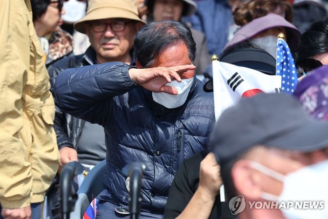 대통령 파면 소식에 눈물 흘리는 지지자