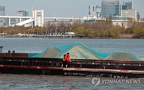 중국 황푸강의 화물선