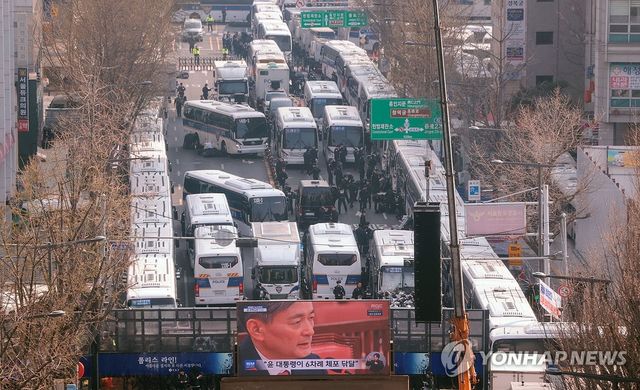 헌법재판소 주변 막은 경찰차벽