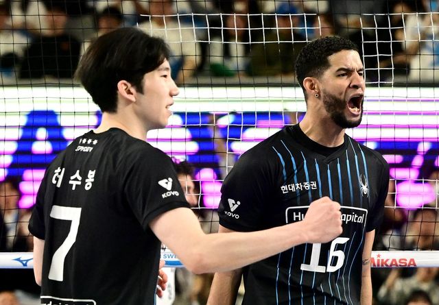 현대캐피탈의 쌍포인 레오(오른쪽)와 허수봉