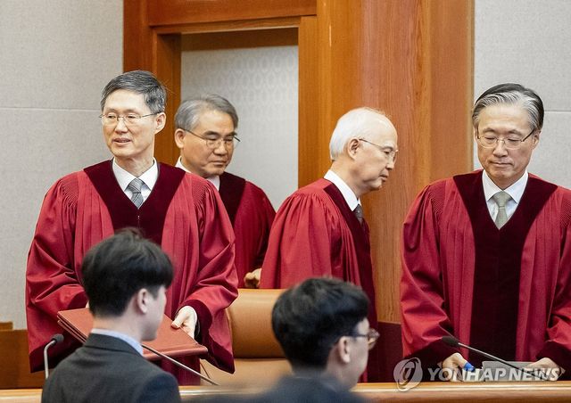심판정 입장하는 헌법재판관들