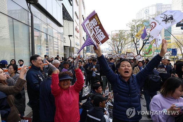 윤석열 파면에 감격하는 시민들