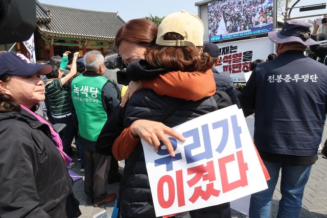 울먹이는 10·29이태원참사 유가족