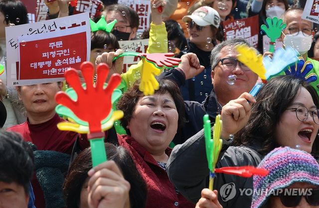 윤 대통령 파면에 환호하는 시민들