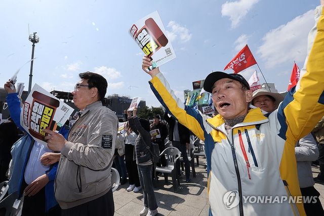탄핵의 순간 맞이하는 시민들