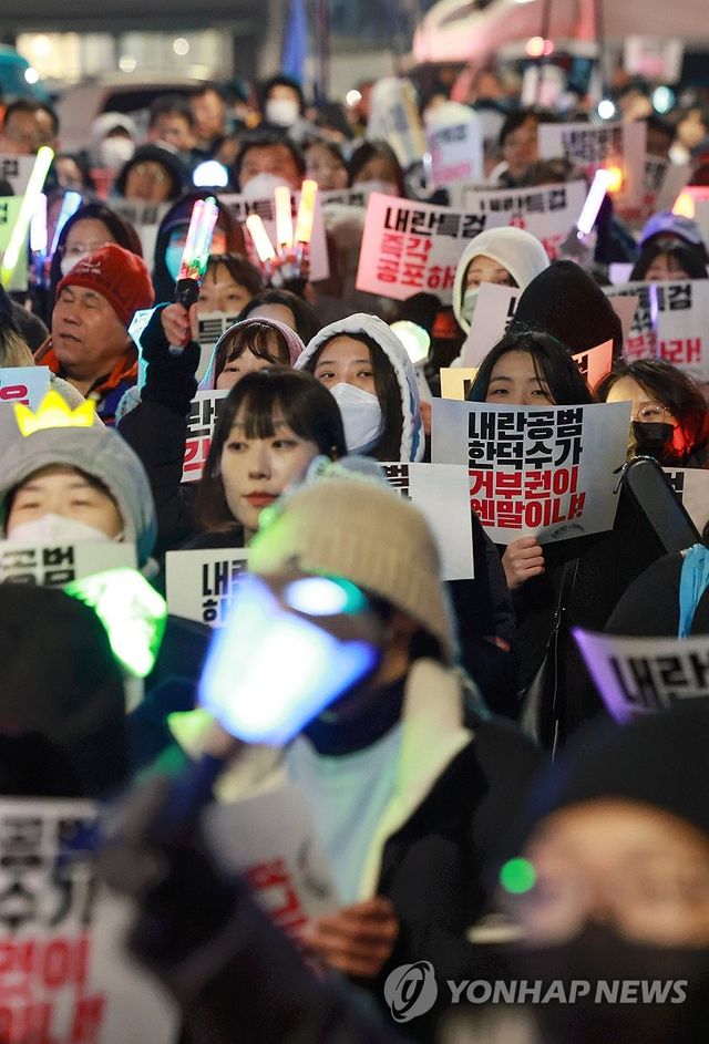 행진에 앞서 흔드는 응원봉