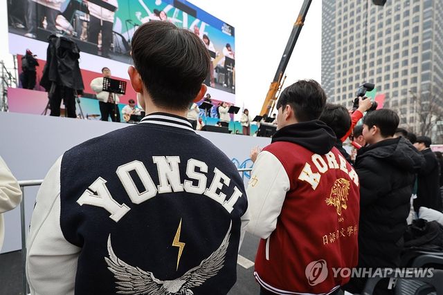 과잠 입고 대통령 탄핵 반대 집회 참석