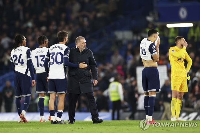 토트넘 선수단과 포스테코글루 감독