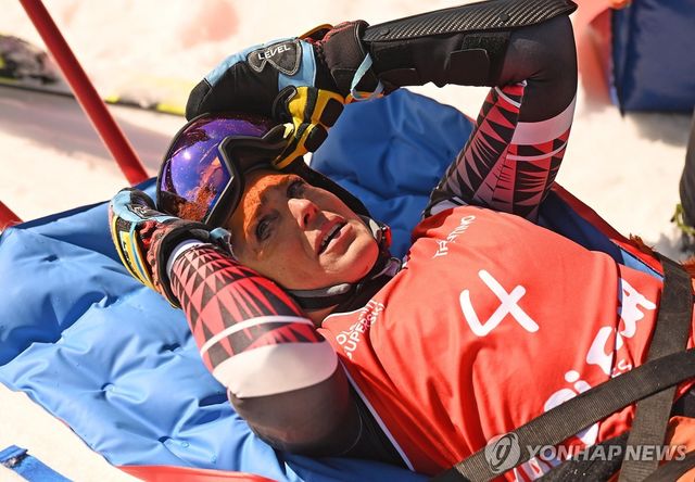 코스에서 넘어진 이후 이송되는 브리뇨네