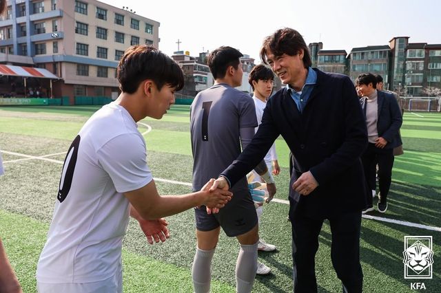 동북고 후배들과 인사하는 홍명보 감독