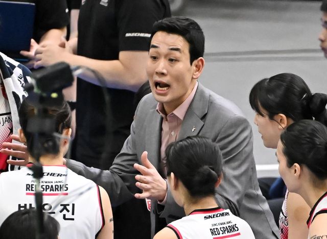 작전 지시하는 정관장의 고희진 감독