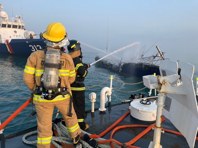 선박 화재 진화 중인 해경