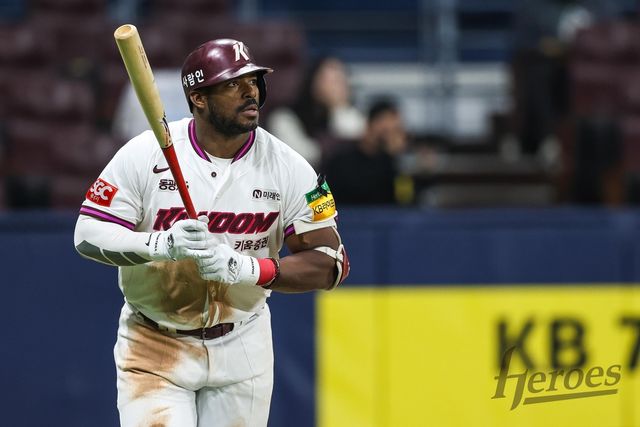 홈런 타구를 바라보는 푸이그