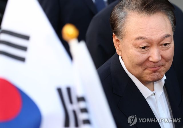 지지자들 향해 미소 짓는 윤석열 전 대통령