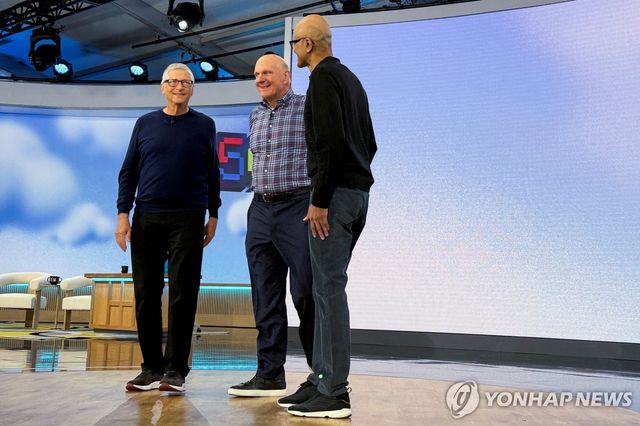 빌 게이츠(왼쪽 첫번째) 등 MS 역대 CEO