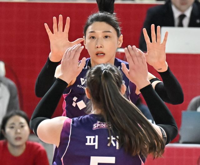 하이파이브하는 흥국생명의 김연경