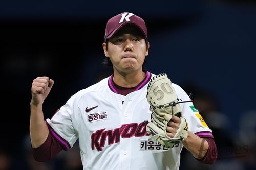 이닝을 마치고 기뻐하는 키움 선발 하영민