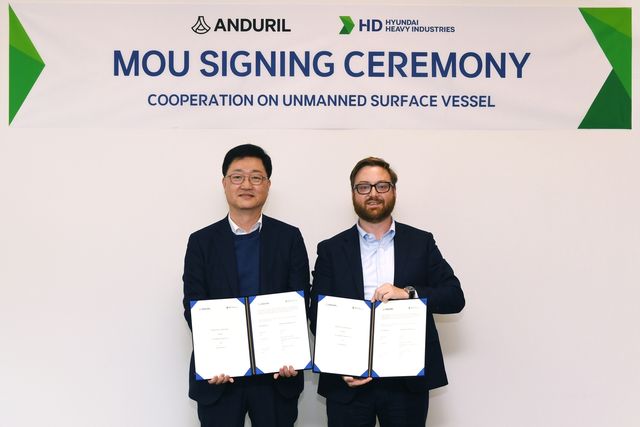 주원호 HD현대중공업 특수선사업대표(왼쪽)와 브라이언 쉼프 안두릴 최고경영자