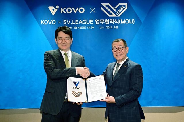 악수 하는 조원태 KOVO 총재