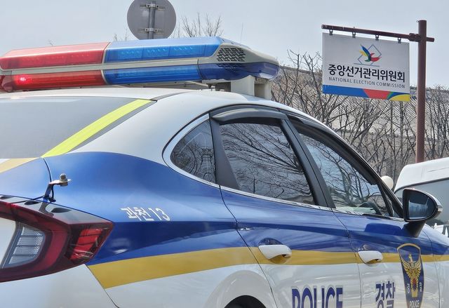 중앙선관위 앞 순찰차