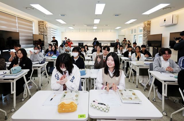 탄핵 인용에 환호하는 광주 고등학생들