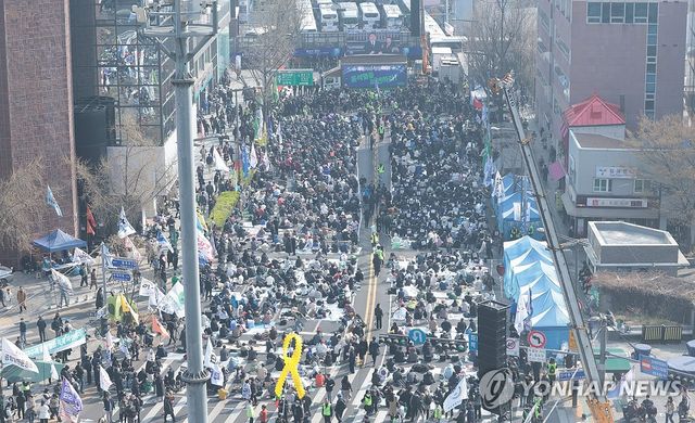 윤 대통령 탄핵선고 기다리는 시민들