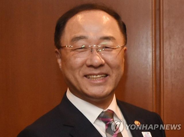 홍남기 전 경제부총리 겸 기획재정부 장관