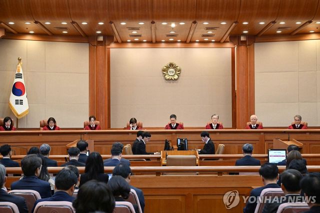 대통령 탄핵심판 심판정 입장한 헌법 재판관들