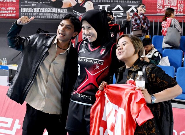 메가(중앙)와 남자 친구 디오(왼쪽), 메가의 이모(오른쪽)