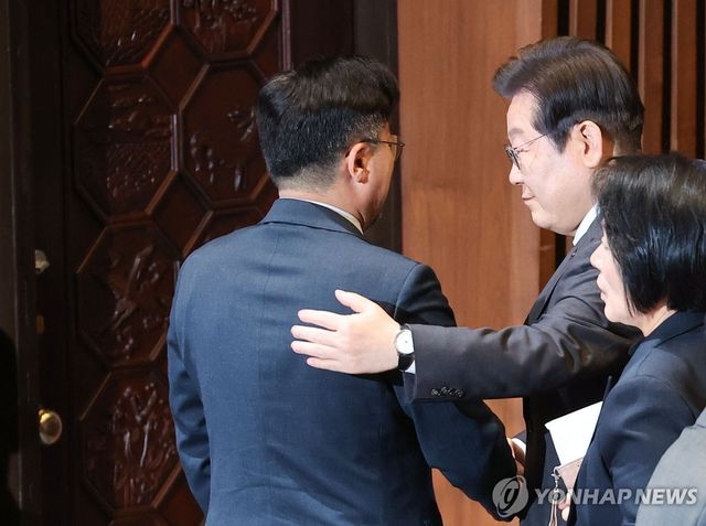 박찬대 원내대표 격려하는 이재명 대표
