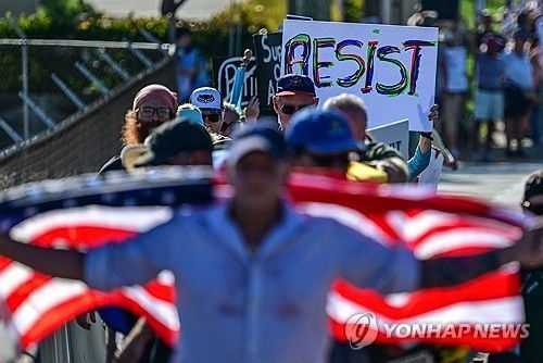 '저항하라' 팻말 든 反트럼프 시위대