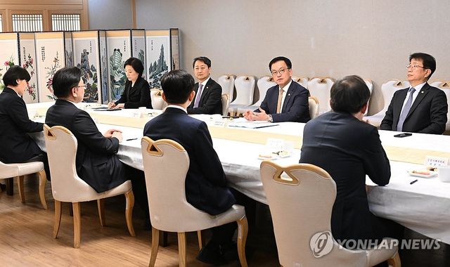 최상목 부총리, 경제관계장관간담회 주재