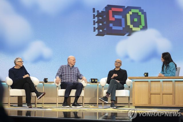 빌 게이츠(왼쪽 첫 번째) MS 공동창업자 겸 전 CEO, 스티브 발머(가운데) 전 CEO, 사티아 나델라 현 CEO 대담 모습. 
