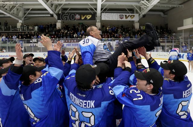 정몽원 HL그룹 회장을 행가레치는 선수들