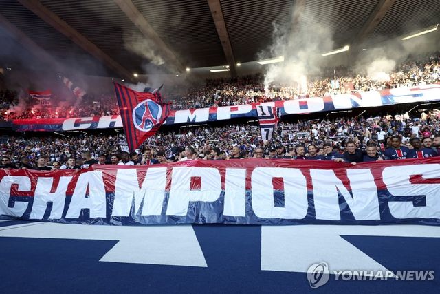 PSG의 우승을 기뻐하는 응원단들 