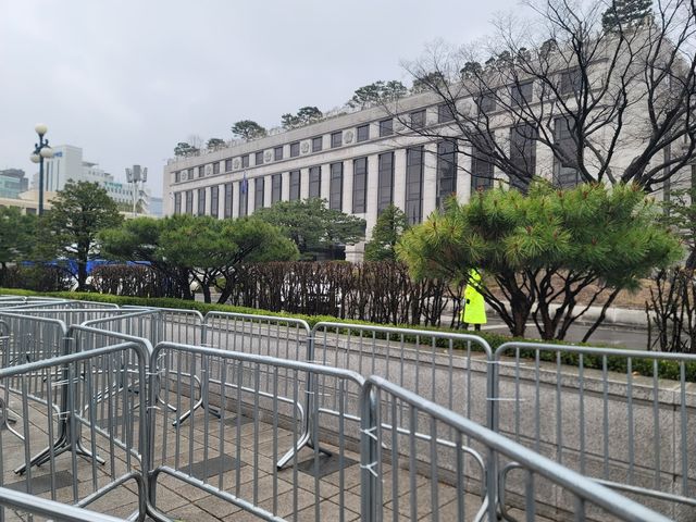 헌재 정문 앞에 놓였던 윤석열 전 대통령 지지자들의 화환이 모두 수거된 모습